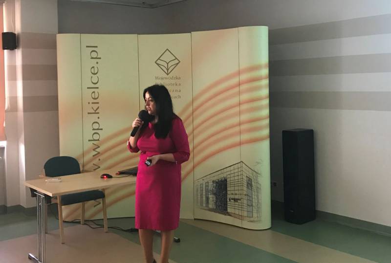 Zdjęcie przedstawiające p. Sylwię Muchę - przedstawiciela UMWŚ przekazującą szczegółowe zasady udzielania voucherów, ich realizacji oraz rozliczania